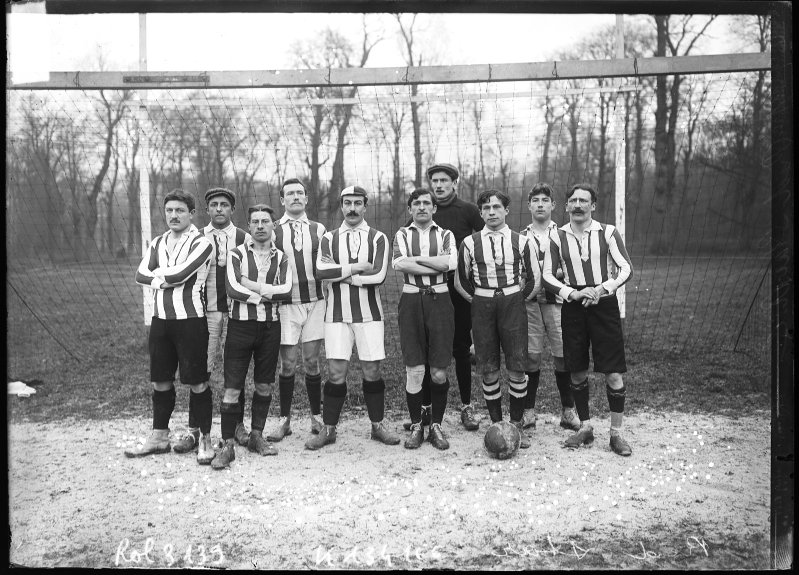 The Red Star Athletic Club squad before a match against Stade français at Saint-Cloud, 20 December 1908.